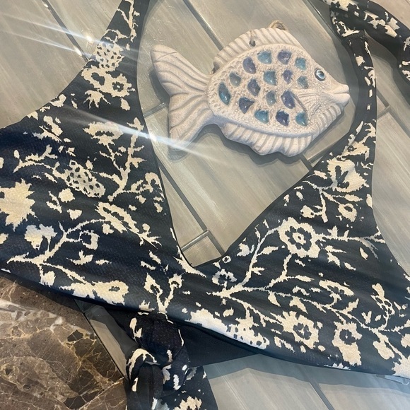 NWOT Robin Piccone reversible black print bikini top - Picture 3 of 9